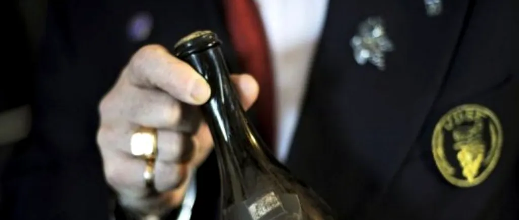 O sticlă de vin galben de Jura, datând din 1774, vândută la licitație cu 38.300 euro