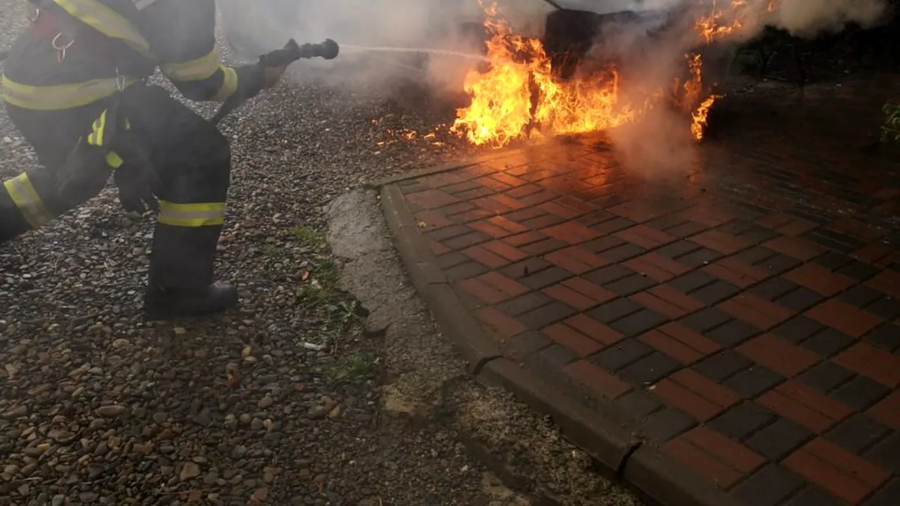 O mașină parcată pe o stradă din municipiul Dorohoi a luat foc