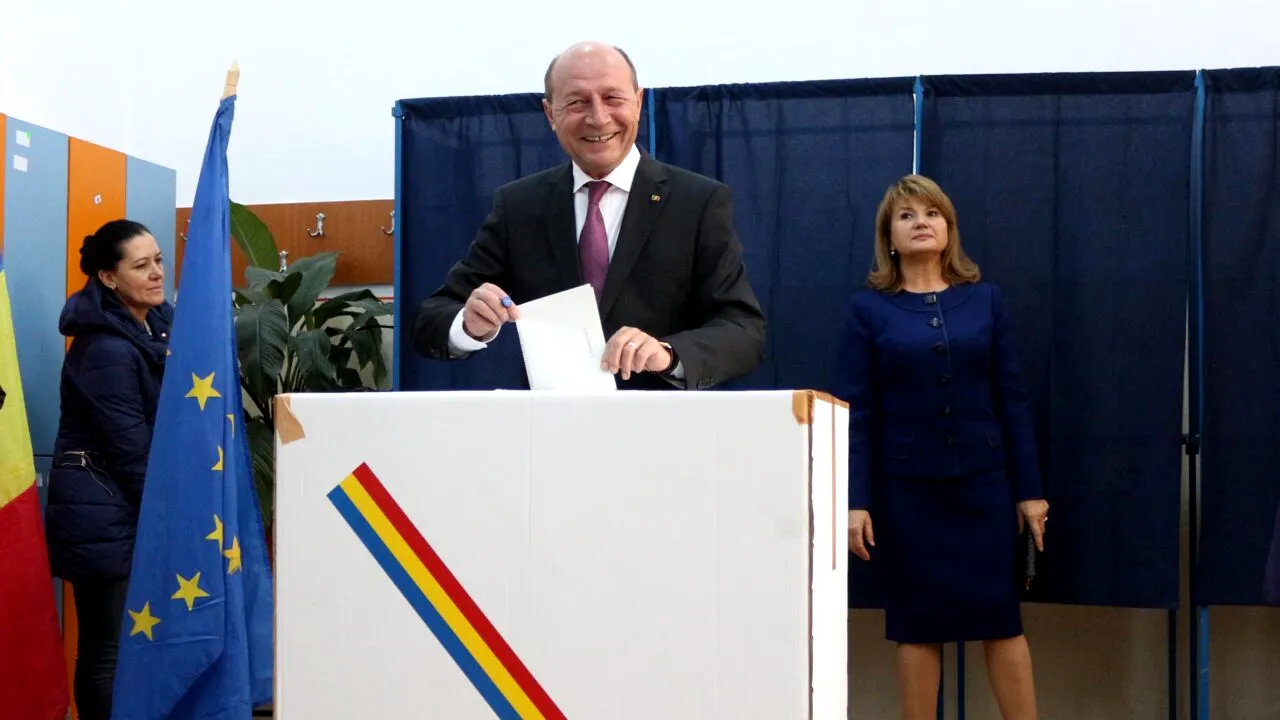 Fostul președinte Traian Băsescu a votat alături de soție: „Este o zi DECISIVĂ. Poporul se va pronunța”