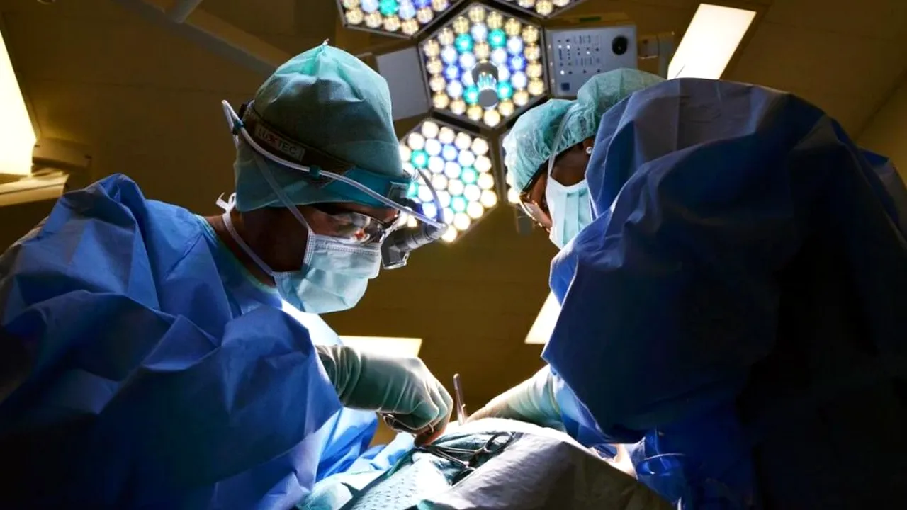 DEZVĂLUIRE. Medicii au operat un pacient, suspect de coronavirus, echipați în costume de la Dedeman „Ne întrebăm cu toţii dacă familiile noastre vor mai fi în siguranță în acest spital”