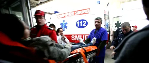 Un mort și patru răniți, după ce mașina în care erau a intrat într-un stâlp. Șoferul a fugit de la locul accidentului