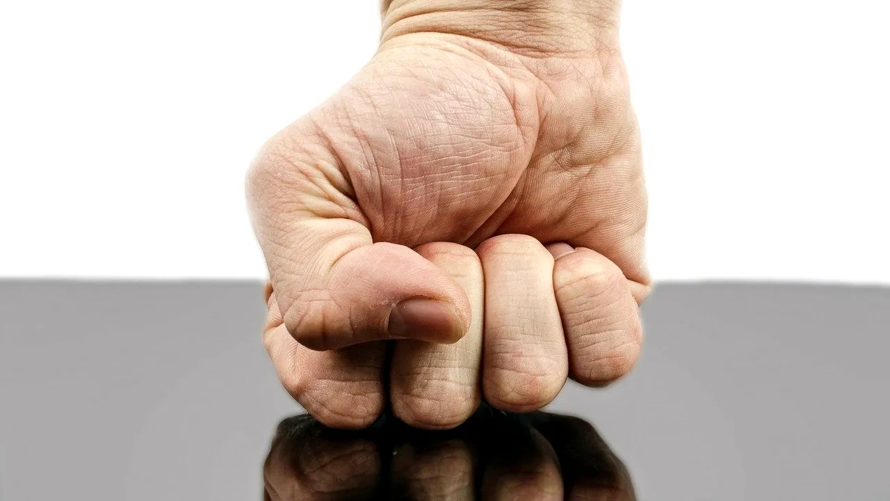 Sfârșit tragic pentru o fetiță de doi ani. Copila a fost ucisă în bătaie de o tânără de 19 ani și concubinul acesteia