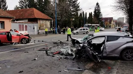 ACCIDENT CUMPLIT surprins de camerele de supraveghere din Brașov. Dezastrul s-a produs după ce un taximetrist a forțat ieșirea în strada principală - VIDEO