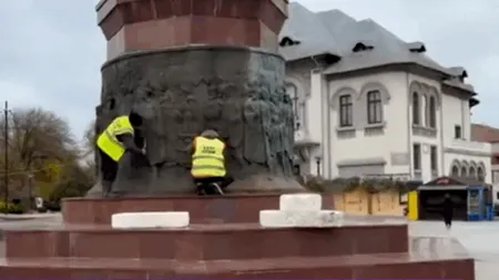 Angajați ai Primăriei din Focșani, SURPRINȘI când curățau un monument din bronz cu perii de sârmă. Ce au pățit angajații