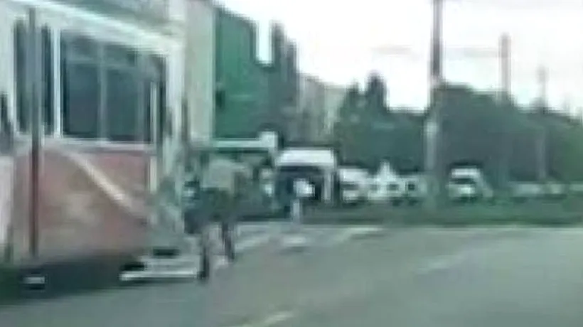 Bărbat din Iași, la un pas de moarte încercâd să prindă un tramvai. VIDEO