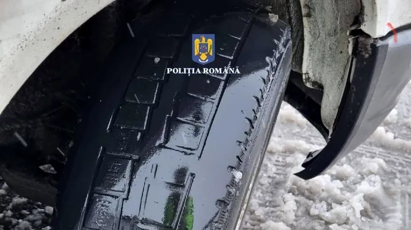 Mesajul polițiștilor pentru șoferii care circulă iarna cu anvelope uzate: „Nu ne mirăm că şanţul a devenit spaţiu de parcare fără voie”