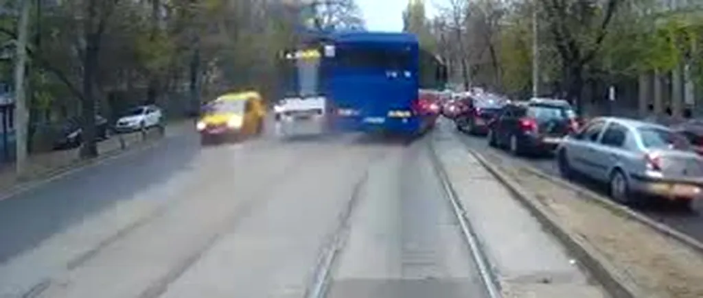 Cascadorii cu autocarul Jandarmeriei. Imagini incredibile filmate în București. Poliția face anchetă. VIDEO