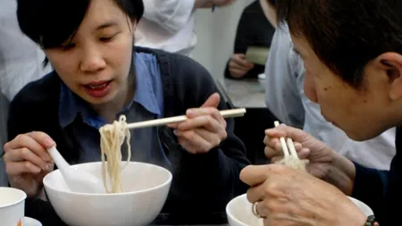 Chinezii, obligați să renunțe la tradiționalele bețe