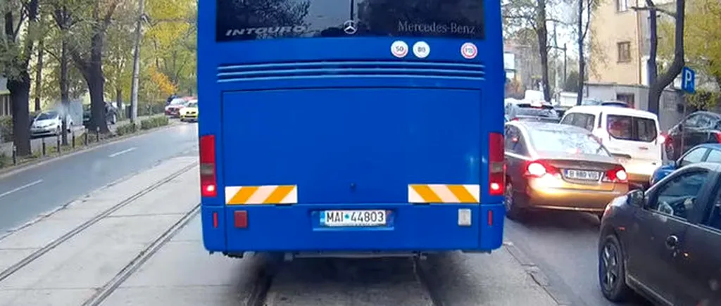 Amenda uriașă primită de șoferul autocarului Jandarmeriei, filmat circulând agresiv și cu vitează pe linia de tramvai. VIDEO