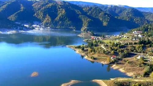 Lacul din Carpații Orientali unde poți avea o vacanță ca în Grecia în munți