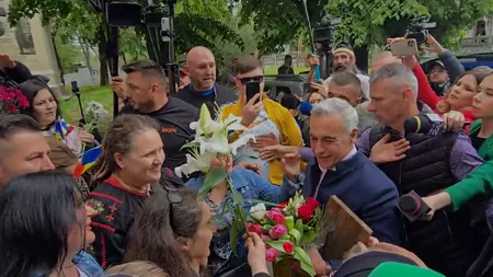Călin GEORGESCU, întâmpinat cu flori și cântece, la sediul IPJ Ilfov. Procurorii îl vor audia mâine în vederea prelungirii măsurii preventive