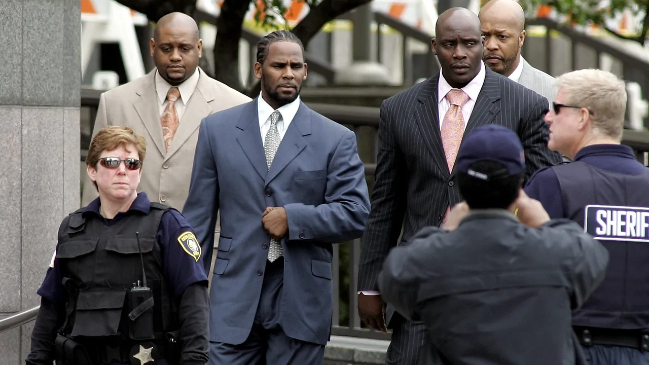 R. Kelly a rămas fără scuze! Starul R&B, FILMAT în timp ce abuzează sexual minore