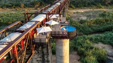Vagoanele vechi de tren, experiență inedită de cazare. Turiștii pot dormi în mijlocul pustiului sau pe un pod suspendat