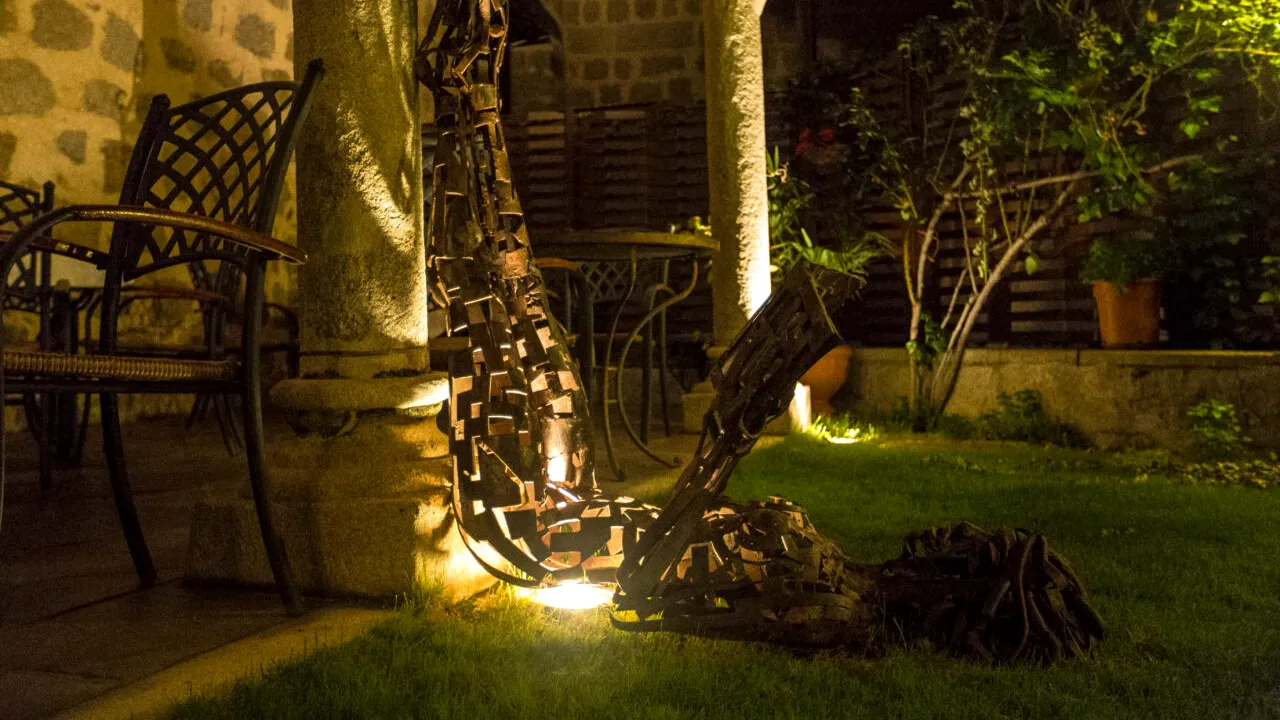 Iluminatul curții poate deveni ilegal. Când te pot reclama vecinii