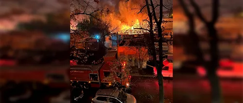FOTO - VIDEO. Incendiu violent într-o piață din Capitală. Au ars 1.000 de metri pătrați / 25 de autospeciale au fost mobilizate la fața locului