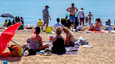 DISTANȚARE SOCIALĂ. Sute de oameni au aglomerat plajele creând temeri față de distanțare socială. Localnicii sunt îngroziți de fluxul de vizitatori