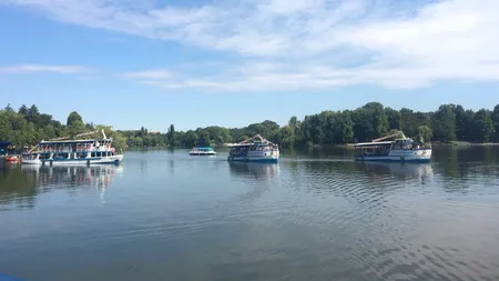 Criză de marinari pe Lacul Herăstrău: Plimb 7.000 de oameni pe zi cu un vaporaș