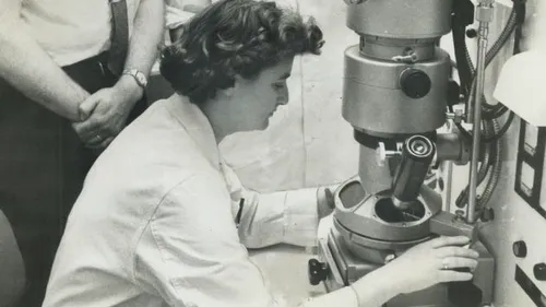 Primul coronavirus uman. Un virusolog din Marea Britanie a descoperit coronavirusul uman în 1960. Dr. June Almeida a comparat particule asemănătoare în timp ce investiga hepatita de șoarece și bronșita infecțioasă a puiilor