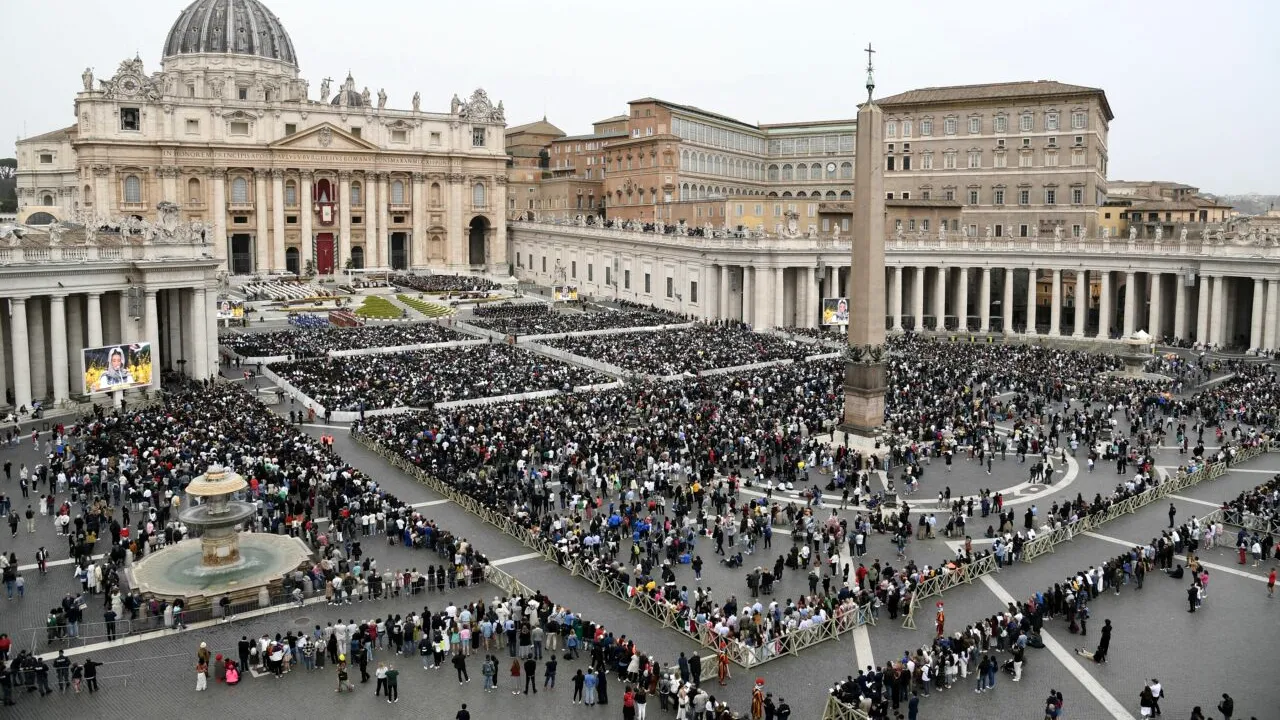 Cum se alege un nou PAPĂ. Dincolo de fum, jurăminte și simboluri, iată ce se petrece în spatele ușilor închise