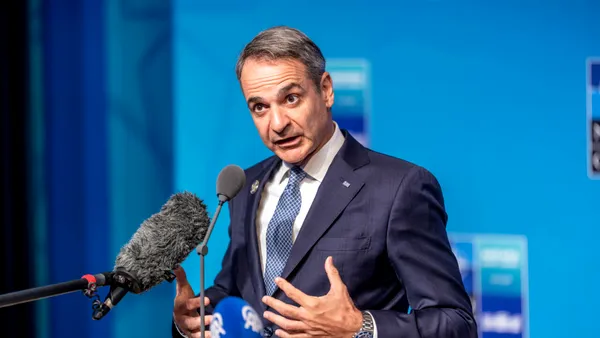 La alții se poate: Grecia anunță creșteri de pensii și salarii și scutiri de impozite