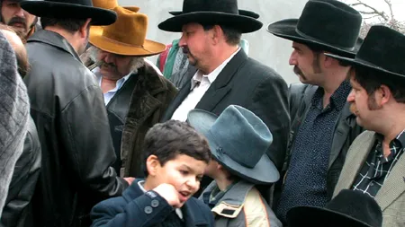 Ambiționați de maghiari, gaborii cu pălărie din Transilvania vor autonomie „la mișto