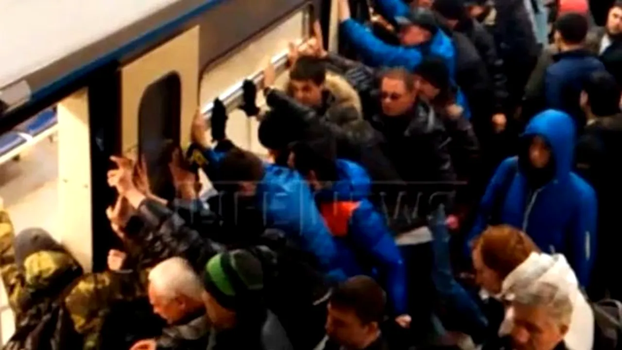 Zeci de pasageri dintr-o stație de metrou din Moscova au împins un vagon pentru salvarea unei femei. Totul a fost filmat