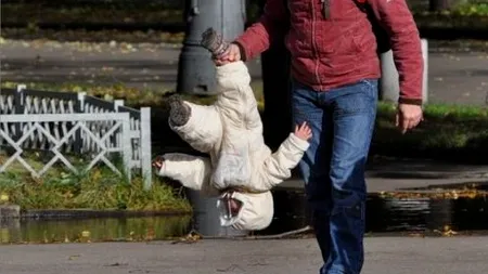 Unul din doi părinți crede că e bine pentru copil să-l lovească. Cifrele care arată cât de violenți sunt românii cu copiii lor