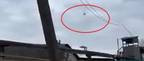 VIDEO| Primele imagini cu pilotul avionului rusesc doborât, în Cernihiv. Bărbatul a supraviețuit, însă a fost prins de ucraineni