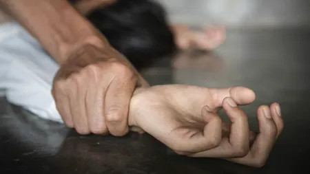 Clipe de groază pentru o adolescentă de 15 ani: Ar fi fost sechestrată și violată de un vecin!