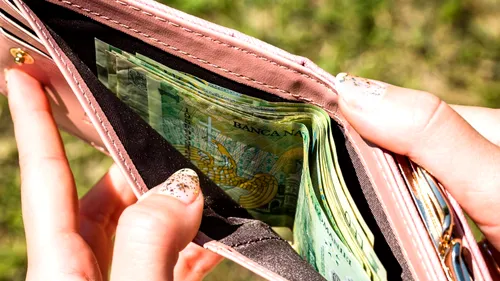 VIDEO | Românii rămân cu tot mai puțini bani în buzunar la finalul lunii. Cum s-a scumpit viața