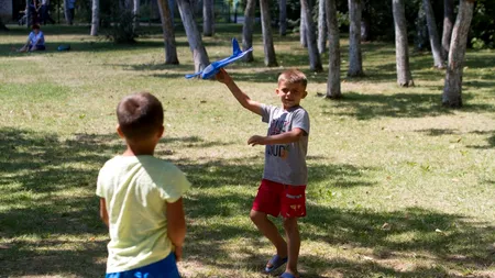 EXCLUSIV. Cei patru frați care au rămas fără casă, după ce acoperișul locuinței a luat foc, și-au împlinit micul vis: au mers în parc pentru prima dată și au mâncat pizza!