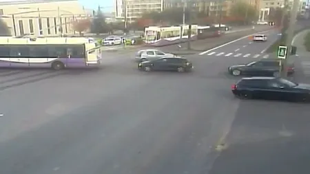 VIDEO. Momentul în care două tramvaie se ciocnesc în Timișoara. O femeie de 57 de ani și o adolescentă de 17 ani au ajuns la spital