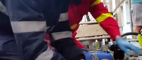 Imaginile care au emoționat România. Un pompier resuscitează un câine rănit în incendiu. VIDEO
