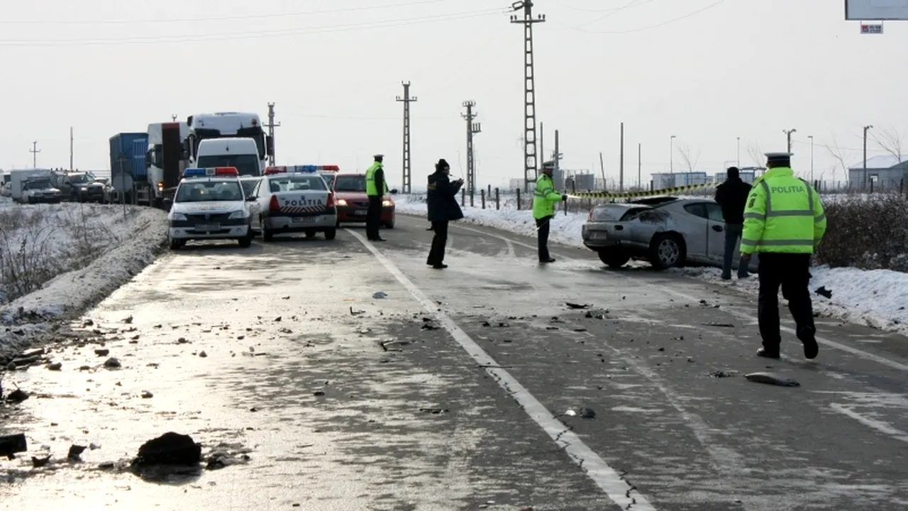 Un mort și patru răniți după ce mașina în care se aflau s-a răsturnat într-o râpă, în județul Dâmbovița