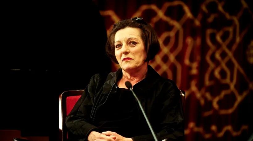 Câștigătoarea premiului Nobel pentru Literatură, Herta Müller, apare într-o imagine care face încojurul lumii. Semnul pe care li-l arată regimurilor totalitare