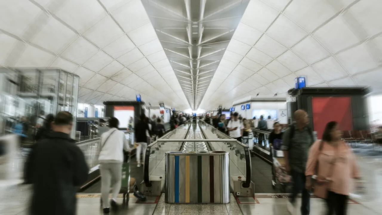 Tânără prinsă pe Aeroportul Otopeni că vrea să scoată din țară cu acte false 3 copii și să îi ducă în Italia. Unul dintre copii nu era al ei