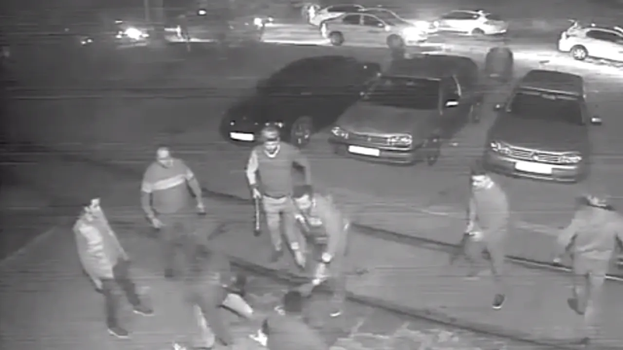 Tânăr de 19 ani, bătut crunt de taximetriști în Galați. Victima a ajuns la spital - VIDEO