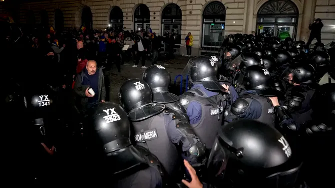 Opt protestatari au fost ARESTAȚI preventiv după violențele din Centrul vechi, iar nouălea a fost arestat la domiciliu