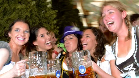 Cârnați bavarezi, costume și râuri de bere. A început OKTOBERFEST 2012