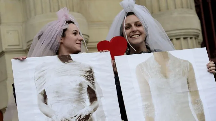 Francois Hollande a promulgat legea privind căsătoria între persoane de același sex