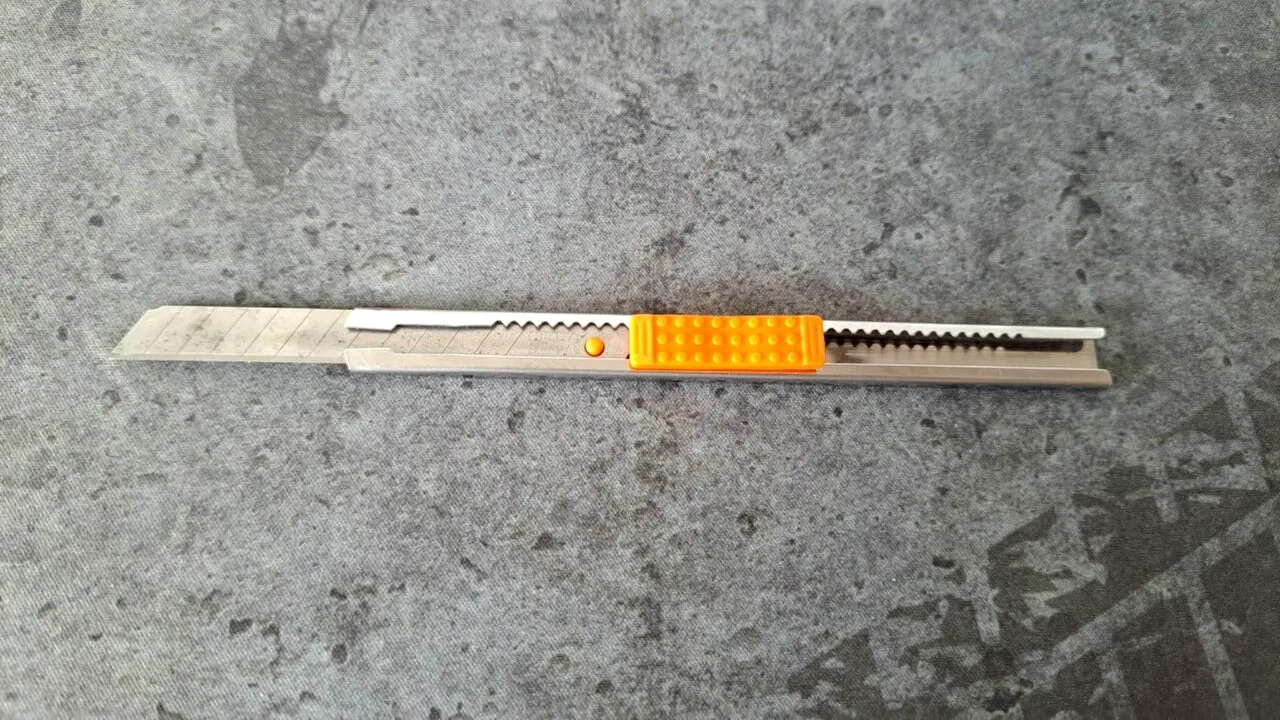 ARAD | Motivul pentru care un bărbat și-a tâlhărit doi prieteni și i-a atacat cu un cutter. Unul a sărit de la etajul 2, altul a fost tăiat la mână