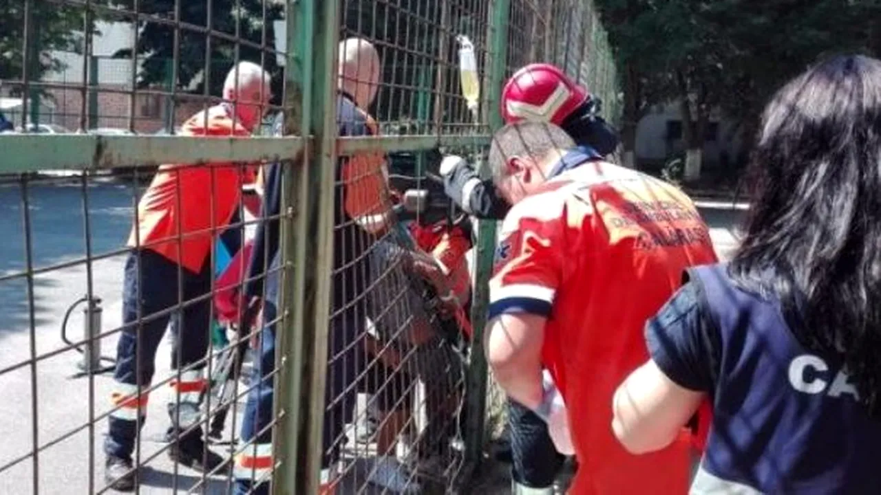Un copil de 11 ani a fost rănit grav într-un parc, după ce o bucată de fier i s-a înfipt în cap
