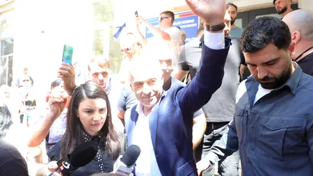 Călin Georgescu, ÎNTÂMPINAT de zeci de susținători la IPJ Ilfov: 