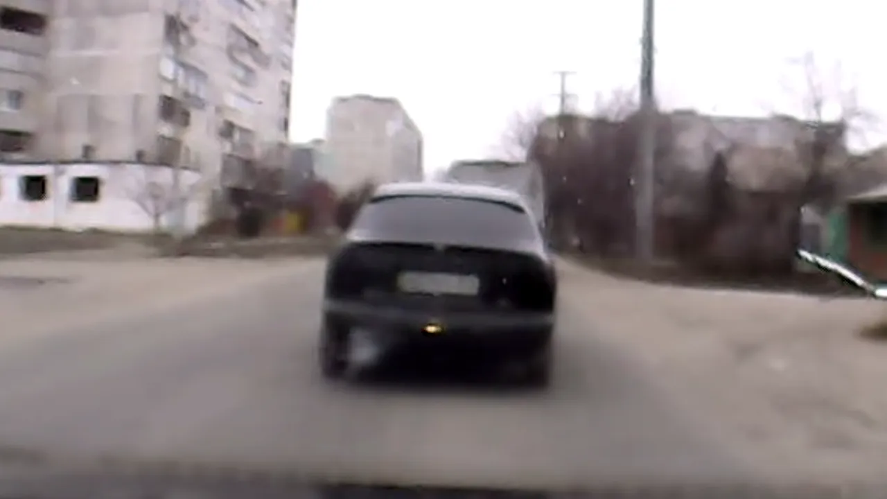 Un șofer ucrainean a filmat momentul în care o rachetă Grad distruge o casă din Mariupol și unda de șoc generată de explozie - VIDEO