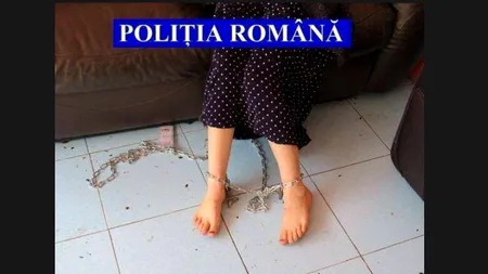 Tânără de 18 ani cu probleme psihice, legată cu lanțuri de bunica sa. A intervenit poliția!