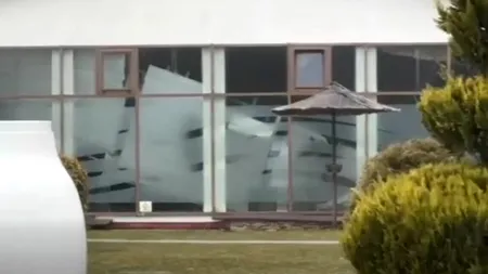 Alertă la Sibiu. A căzut tavanul de la piscina interioară a hotelului Hilton. 8 persoane au fost extrase de sub dărâmături