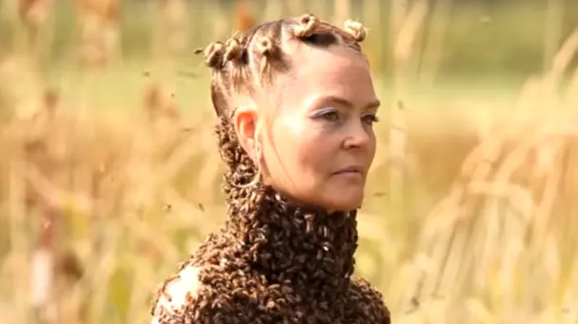 De necrezut | O femeie dansează cu 10.000 de albine pe corpul ei - VIDEO