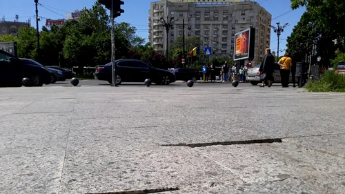 Lucrare făcută în bătaie de joc. La doi ani de la „reabilitare”, trecătorii se împiedică de plăcile montate pe trotuarul de la Piața Unirii | FOTO - VIDEO