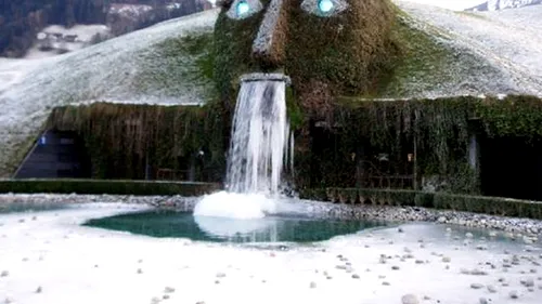 Cele mai spectaculoase fântâni din lume. Cum le transformă iarna în sculpturi de gheață