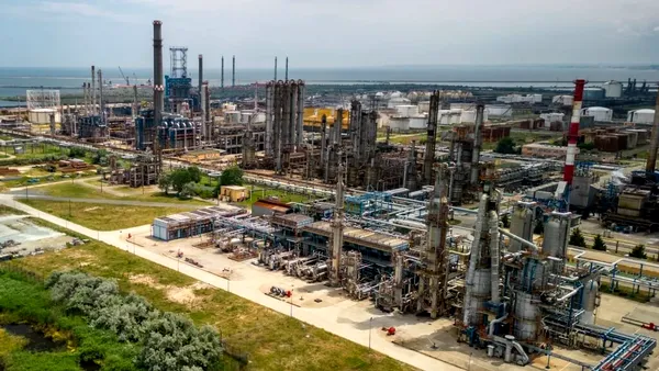 România va rămâne cu o singură rafinărie de benzină și motorină funcțională peste câteva zile. Ce se întâmplă cu celălalte două unități din țară